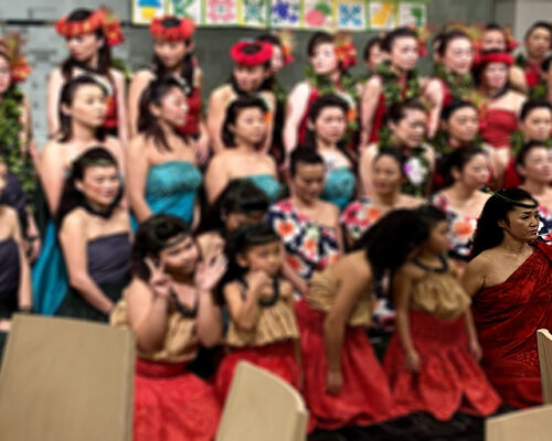 ハワイアンダンス発表会後の集合写真